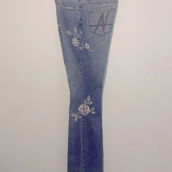 NWOT Trendy flower appliquéd jeans - Picture 2 of 8